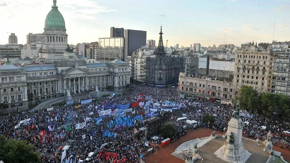 FRENTE AL CONGRESO. Miles de personas solicitaron que no se modifique la Ley de Medios. TÉLAM