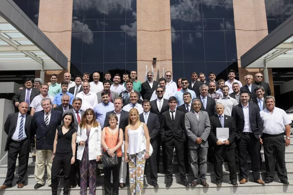 UNA POSTAL QUE YA ES TRADICIÓN. Luego de realizada la votación, los integrantes del jurado de notables posaron en el ingreso del hotel donde se realizó el sufragio. LA GACETA / FOTO DE ANALÍA JARAMILLO