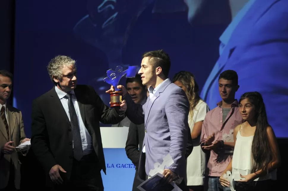 CONSAGRADO. Amargós recibe el canillita dorado, premio mayor de la gala, de parte de Federico van Mameren, Secretario de Redacción. El karateca se emocionó cuando escuchó su nombre como ganador. LA GACETA / FOTO DE analía jaramillo