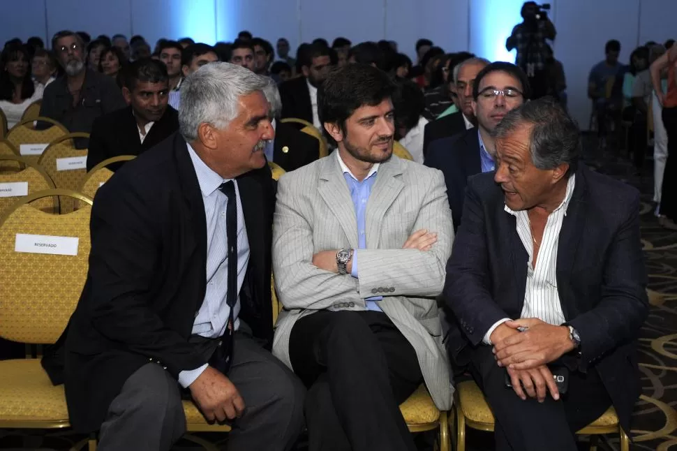 ENTRETENIDOS DURANTE LA PREVIA. José Banegas, Sebastián Giobellina y Luis Castillo, en plena charla, minutos antes de que comience la ceremonia de premiación a los mejores deportistas de 2015.  LA GACETA / FOTO DE ANALÍA JARAMILLO