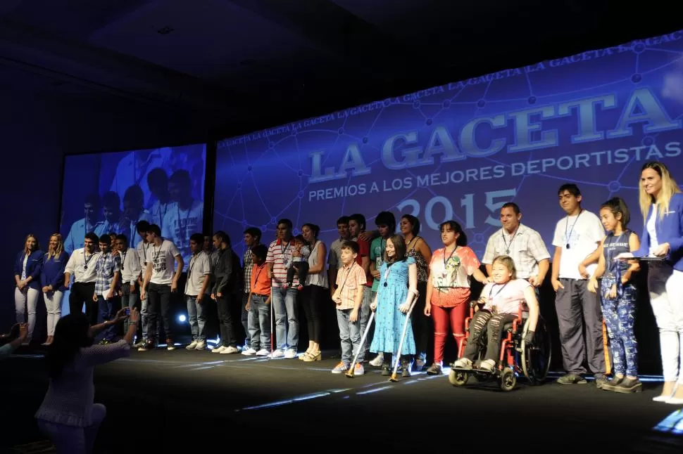 UN MOMENTO EMOCIONANTE. Los atletas especiales que participaron con éxito de los Juegos Nacionales Evita posaron orgullosos con sus medallas. Se llevaron la mayor cantidad de aplausos de la ceremonia. LA GACETA / FOTO DE ANALÍA JARAMILLO