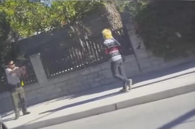Video: policía mató a un hombre que lo amenazaba con un cuchillo