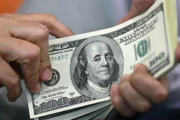 Limitaron a 500 dólares la compra con dinero en efectivo