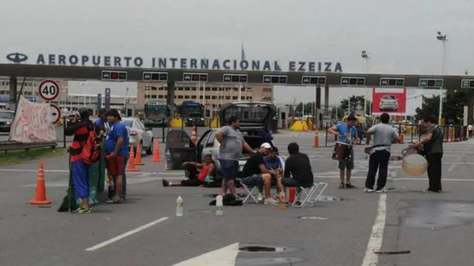 SIN TREGUA. La protesta lleva tres días y desde el gobierno bonaerense no dieron señales para negociar con los trabajadores. FOTO TOMADA DE TWITTER.COM/LARAZONCOM