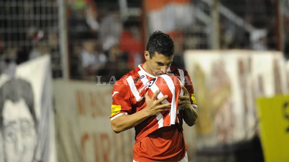 AMIGO DEL GOL. El Toro facturó una decena de veces con la camiseta Santa y se ganó la consideración del DT. ARCHIVO LA GACETA / HECTOR PERALTA