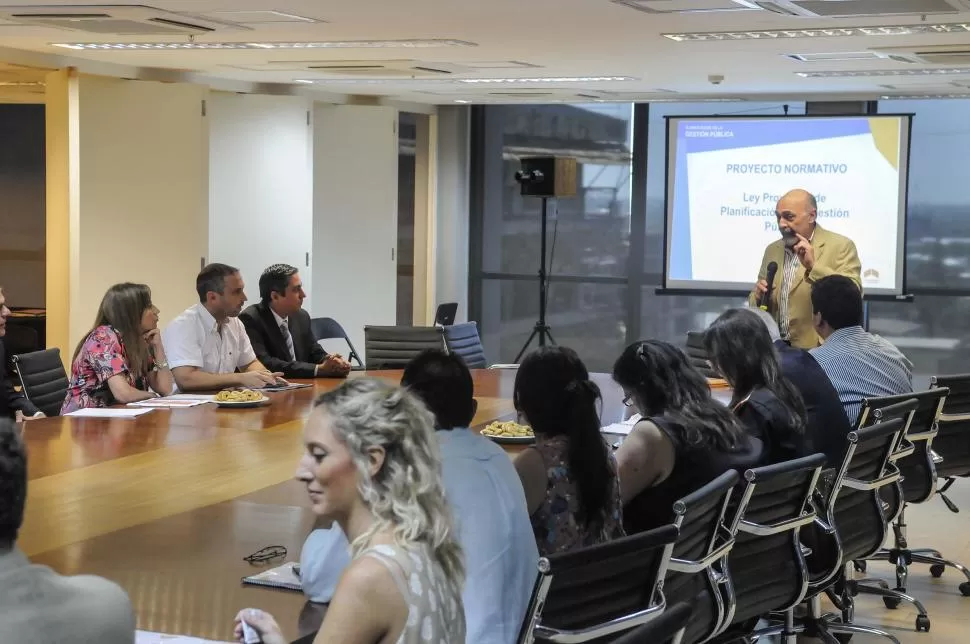 REUNIÓN. Saguir explica el proyecto en el 8° piso de la Cámara. Estofán, Ditinis y Vargas Aignasse lo escuchan. prensa legislatura