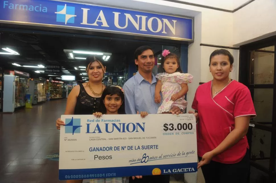 FELICIDAD FAMILIAR. Villagra convirtió su recompensa en presentes para todo su familia, justo en las vísperas de las fiestas de fin de año. LA GACETA / FOTO DE ANTONIO FERRONI.
