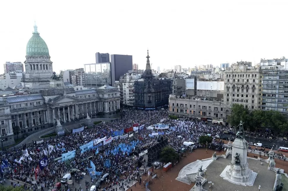 PLAZA CUBIERTA. Los militantes y dirigentes kirchneristas criticaron el “avasallamiento de la Constitución Nacional”. dyn