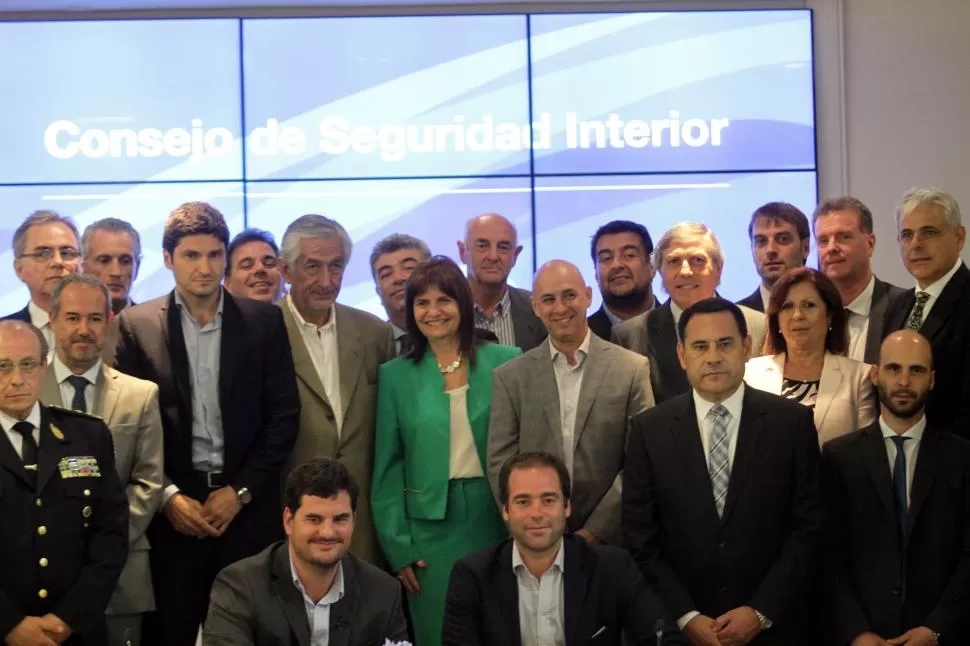 PROYECTO. La ministra de Seguridad, Patricia Bullrich (al centro), explicó ayer la iniciativa del gobierno nacional.  dyn