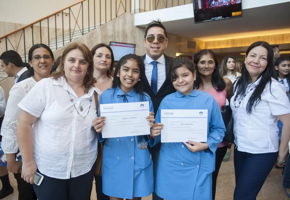 RECONOCER LOS BUENOS EJEMPLOS. En la foto, alumnos y docentes de la Escuela Parroquial Villa Del Carmen, de Lules. LA GACETA / FOTO DE FLORENCIA ZURITA.   