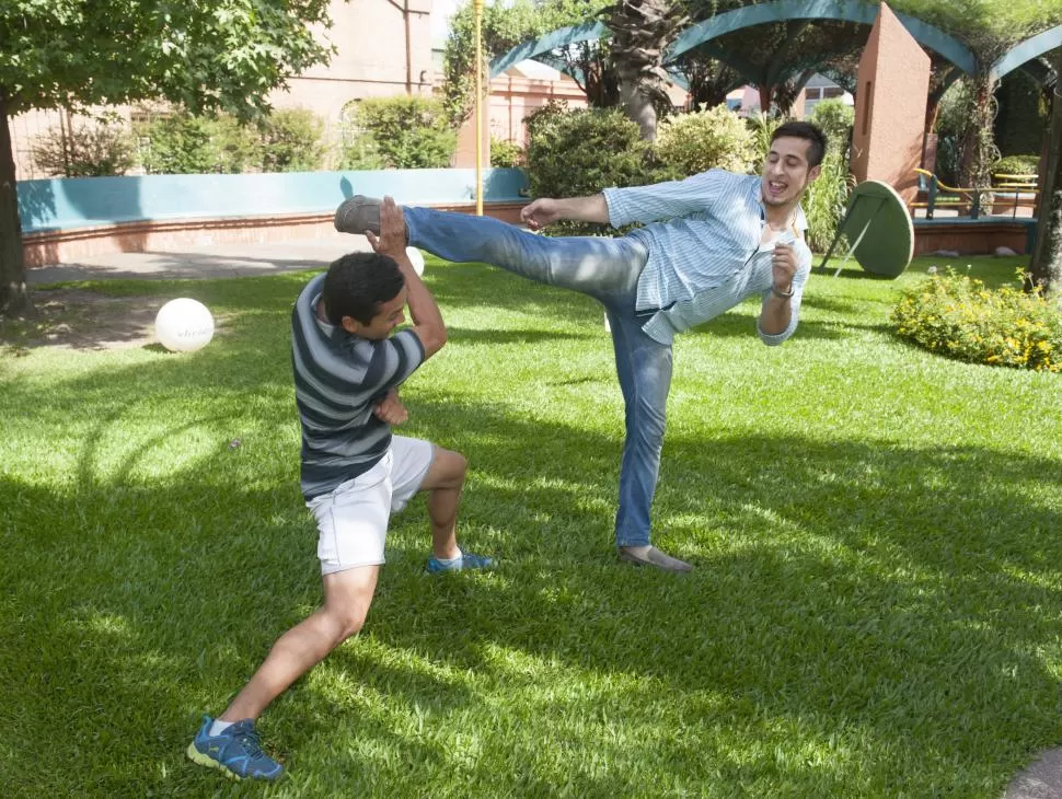 SE LA BANCA. Marcelo Lucena es el preparador físico de Amargós. Cuando el karateca no puede llegarse al dojo de la Federación Tucumana de Karate, le hace frente al campeón para que siga entrenando. la gaceta / fotos de florencia zurita