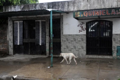 Quiso enchufar la computadora y murió electrocutado