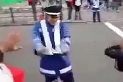 El policía japonés que sigue el ritmo de los hinchas de River