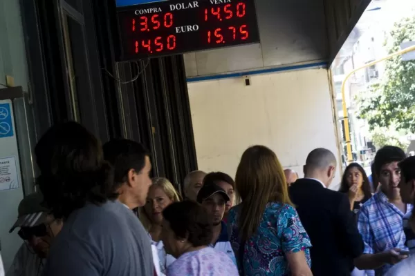 Bancos deben avisar sobre giros de dólares al exterior