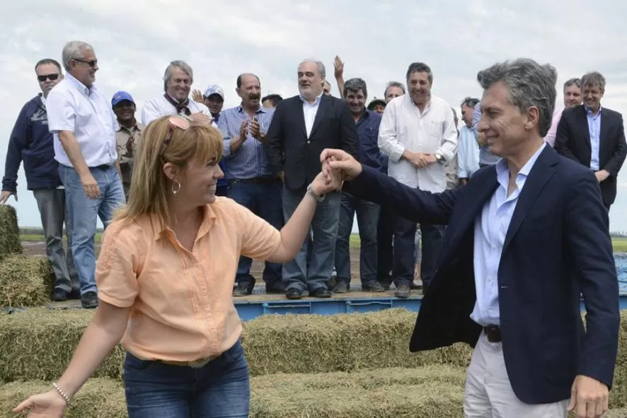 A LA PISTA. Macri se animó a bailar chamamé aunque no conocía los pasos. DYN
