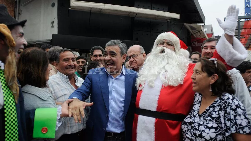 ESPÍRITU NAVIDEÑO. Alfaro se divritió junto a Papa Noel y un duende. LA GACETA/ FOTO DE ANALÍA JARAMILLO
