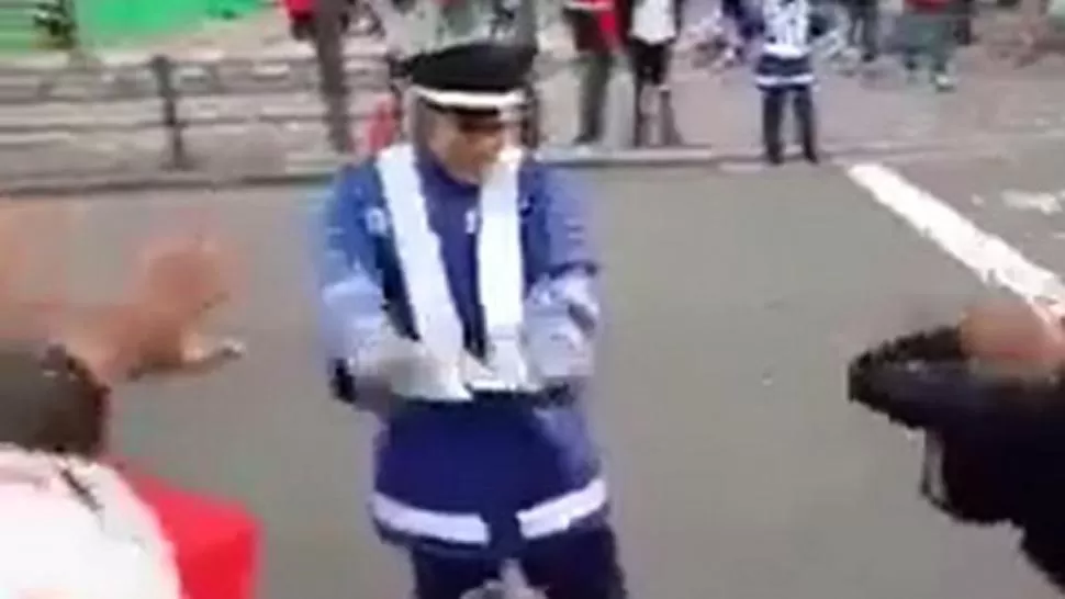 El policía japonés que sigue el ritmo de los hinchas de River