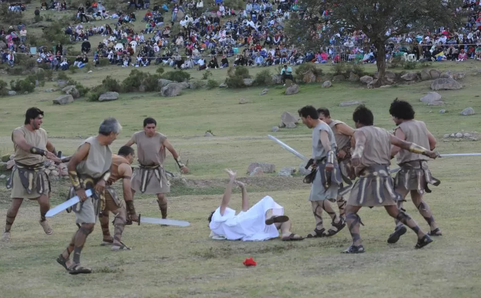 EN ACCIÓN. Escena de La Pasión, en Tafí del Valle, al final de la historia que se cuenta en El Nacimiento.LA GACETA / FOTO DE OSVALDO RIPOLL (Archivo)