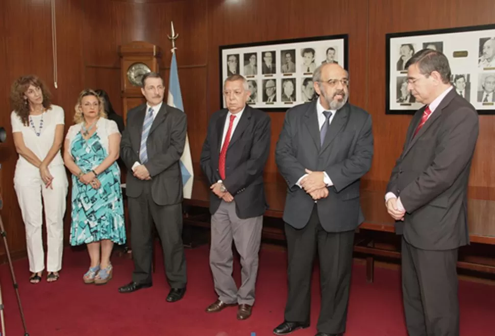 CEREMONIA. Autoridades de la Caja Popular de Ahorros, durante el acto de entrega de certificados del curso de “Desarrollo Personal y Organizacional”. Prensa Caja Popular.