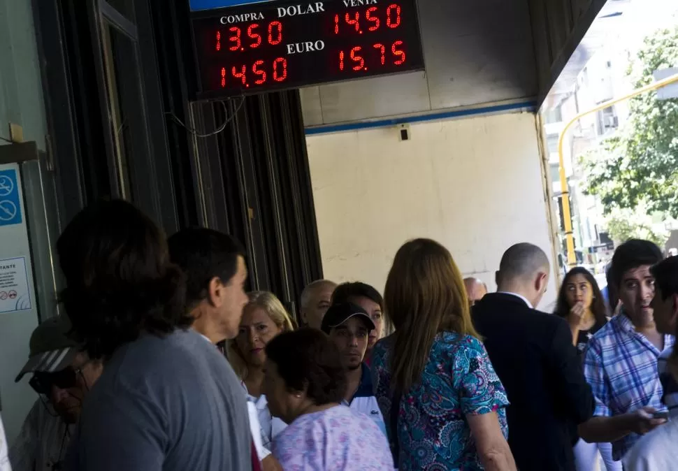 CONSULTAS. Los tucumanos recorrieron interesados ayer la city bancaria. la gaceta / foto de jorge olmos sgrosso