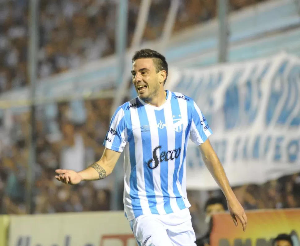MÁS COMPAÑÍA. Las camisetas titular y suplente no estarán solas a partir de febrero de 2016: saldrá un tercer kit.  la gaceta / foto de héctor peralta (archivo)
