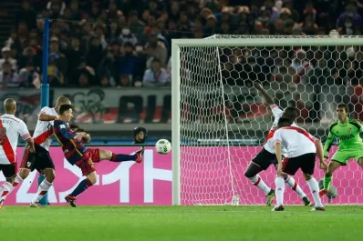 ¿Messi paró la pelota con el brazo en el gol ante River?