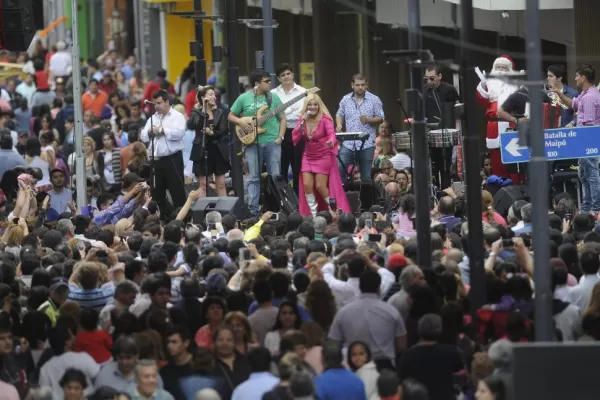 La peatonal se inauguró entre críticas, quejas, sorteos y shows