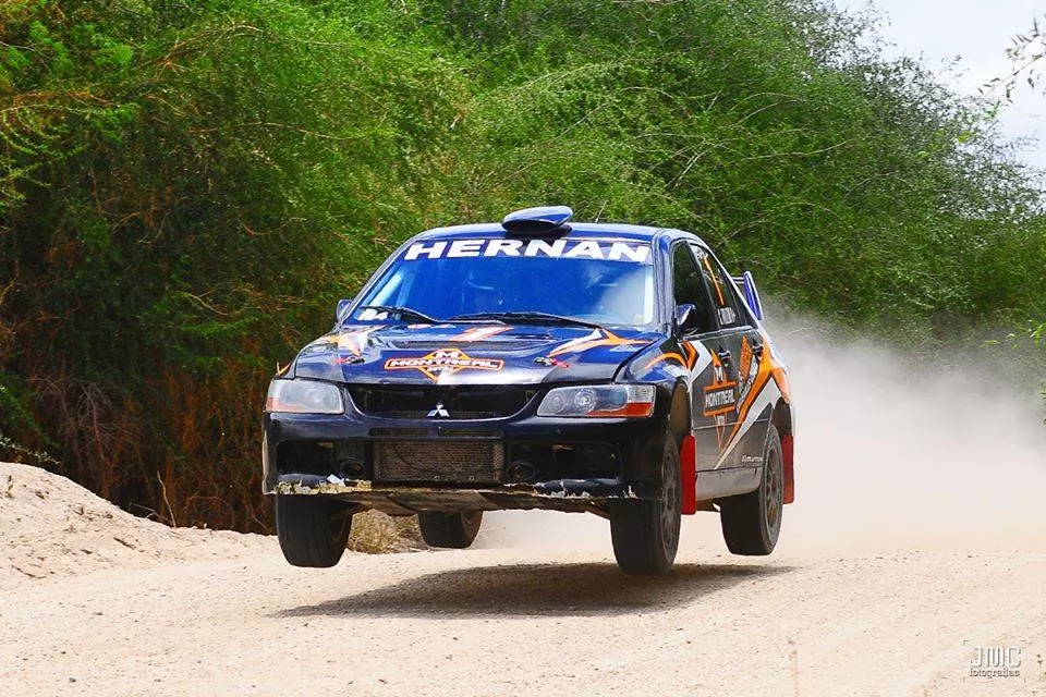 BUEN SALTO. César Folledo llevó a su Mitsubishi a lo más alto de la clasificación. El riojano ya se coronó campeón de la N-4. FOTO DE JMC FOTOGRAFÍA