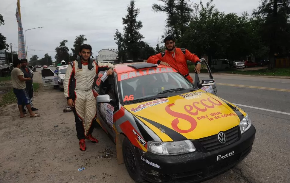 DEL OTRO LADO. El costado derecho del auto no es el habitual para Pablo que, sin embargo, vivió feliz la experiencia junto a su hermano Bernardo, que también gozó. la gaceta / fotos de osvaldo ripoll