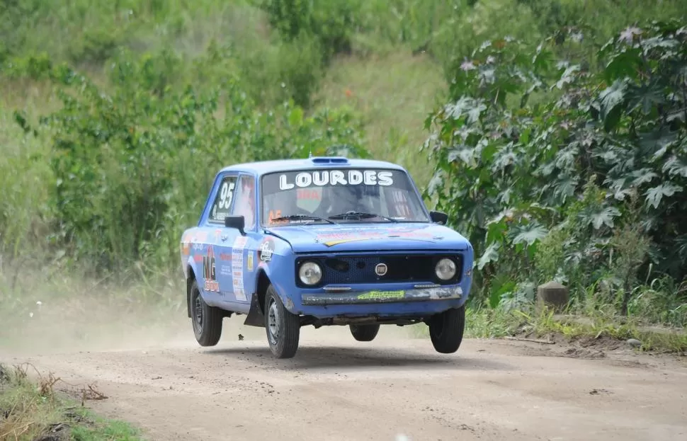 EN EL AIRE. Mauricio Valenzuela le sacó un alto rendimiento al Fiat 128. la gaceta / fotos de osvaldo ripoll