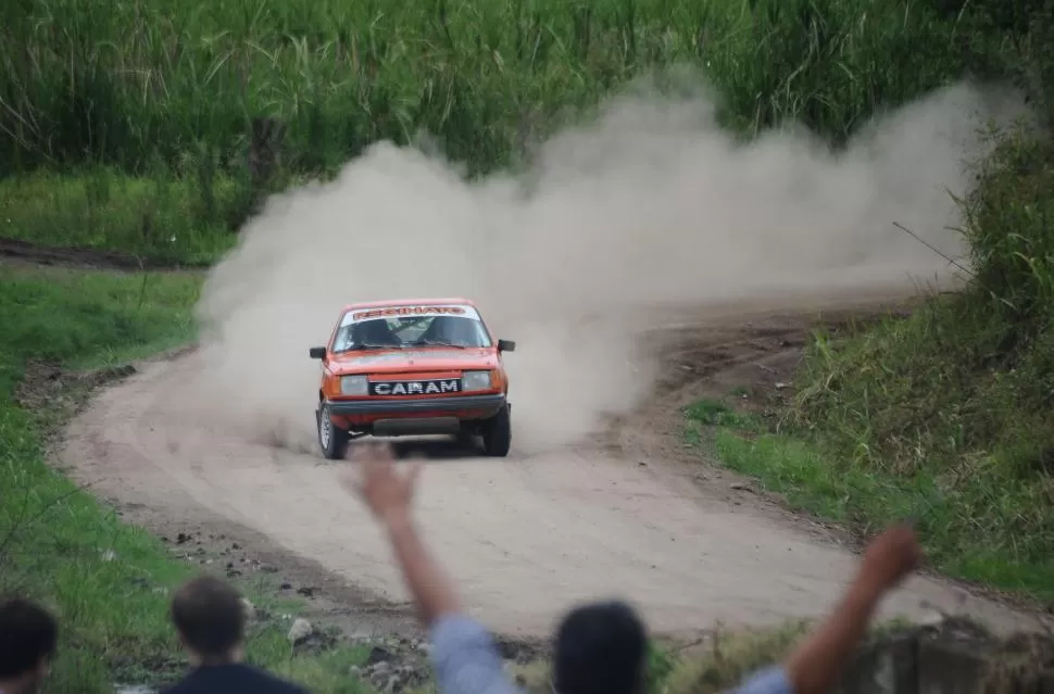 VIGENTE. Cada vez que el público advierte que se acerca el Renault 18 de Miguel Reginato, empiezan a vitorear su arribo para que el experimentado piloto tome curvas o rectas con la mayor velocidad posible. la gaceta / fotos de osvaldo ripoll