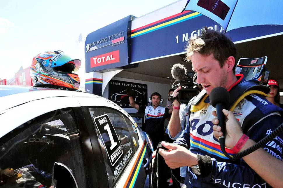 QUIERE SER EL REY. “El Bebu” Girolami y su Peugeot 408. télam