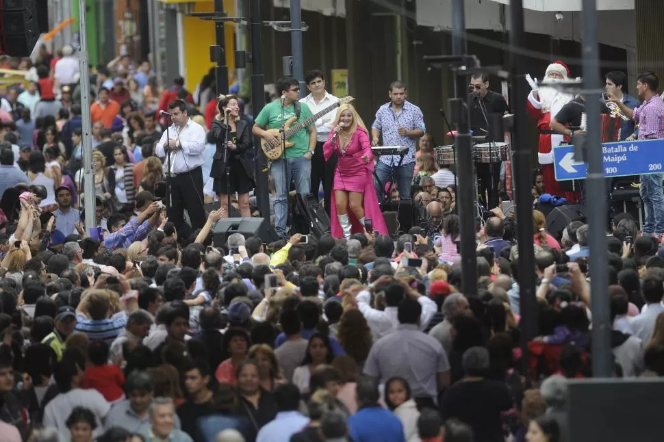 UNA “BOMBA” EN EL CENTRO. Gladys brindó un show sobre el escenario montado en la peatonal; la Municipalidad sorteó una moto entre los asistentes. la gaceta / fotos de analía jaramillo y archivo