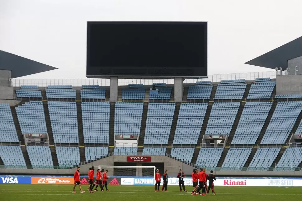 RECONOCIMIENTO. Los jugadores de River pisan el imponente estadio de Yokohama donde hoy, desde las 7.30 de nuestro país, irán por la gloria ante Barcelona, que busca ser el rey de la competencia. reuters