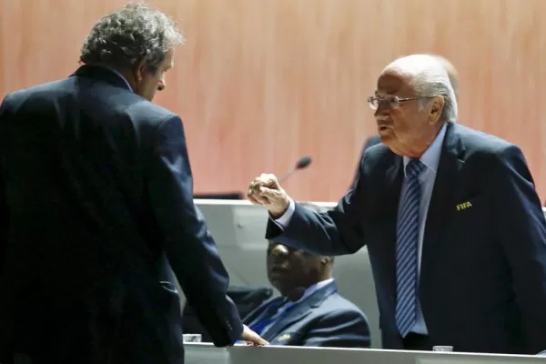 La FIFA suspendió a Blatter y a Platini por ocho años