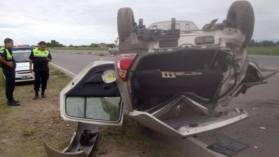 Un auto dio varios tumbos y quedó ruedas hacia arriba en Concepción