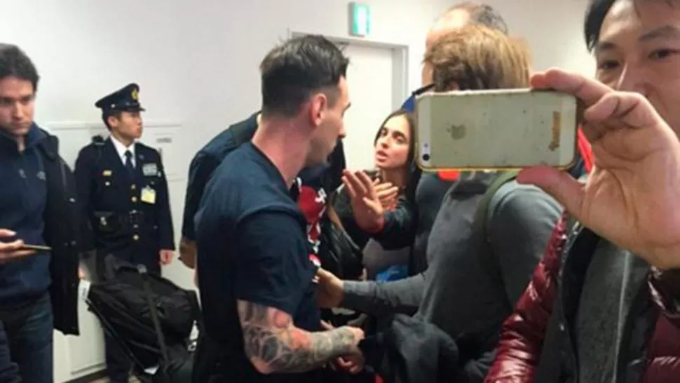 TODO MAL. Messi fue escupido por hinchas de River en el aeropuerto. (FOTO TOMADA DE TWITTER)