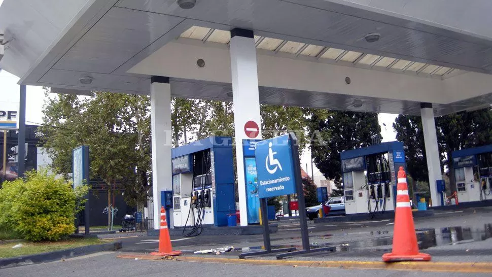 SURTIDORES CERRADOS. ARCHIVO LA GACETA 