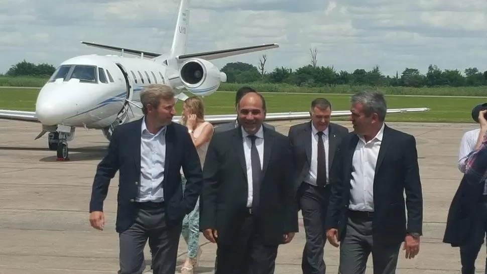 ENCUENTRO. Frigerio, Manzur y Cano en el aeropuerto. FOTO TOMADA DE TWITTER (@JUANMANZUROK)