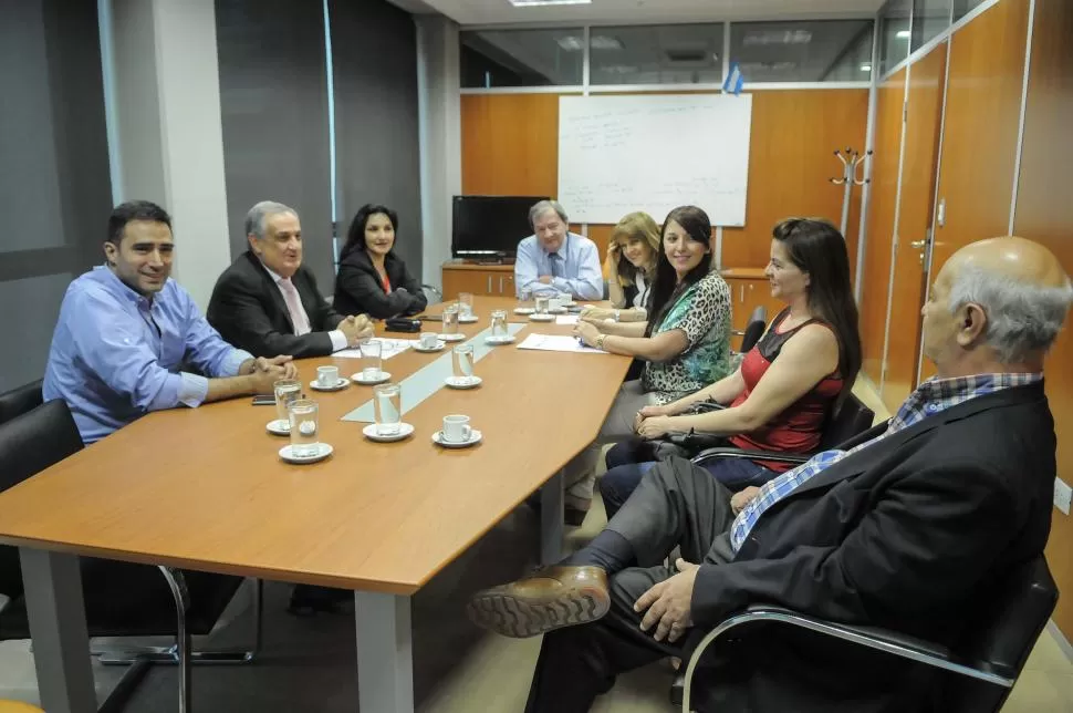 REUNIÓN CONSTITUTIVA. Bellomío, Ruiz Olivares, Graciela Gutiérrez (izquierda), Chebaia, Medina y Bulacio (derecha) integran la comisión de Hacienda. prensa legislatura