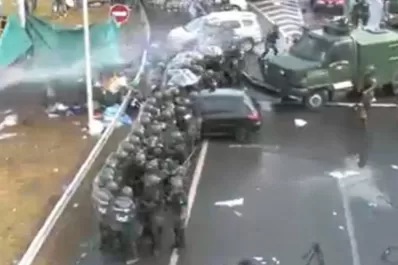 Gendarmes desalojan a los manifestantes que cortan el acceso a Ezeiza