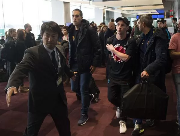 ES DE ELLOS. Messi y Neymar se divierten con la copa de campeón del Mundial de Clubes, mientras su otro socio y amigo de la ofensiva posa para la foto. reuters