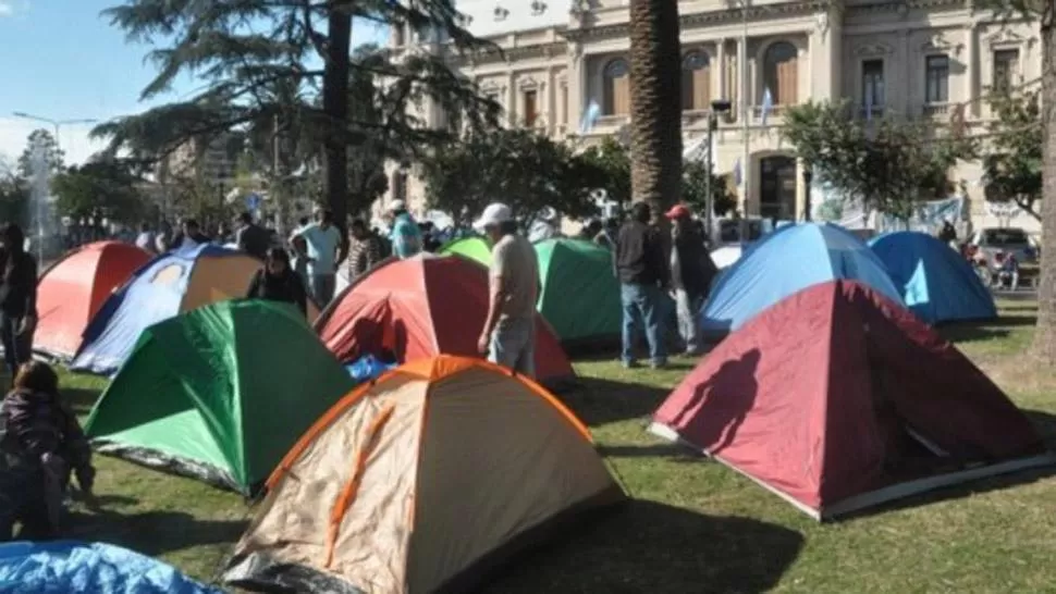 Octavo día de acampe de la Tupac Amaru frente a la Casa de Gobierno de Jujuy