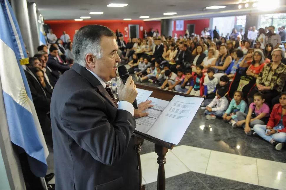 EN EL HALL DE LA CÁMARA. El vicegobernador Jaldo saludó a representantes de organizaciones sociales y solidarias que se desempeñan en Tucumán.  prensa legislatura /  carlos villagra