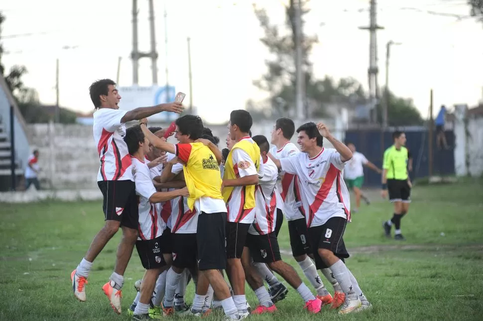 FIESTA. Ñuñorco se había coronado en Primera. Ayer celebró en Reserva. la gaceta / foto de héctor peralta