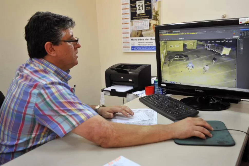 REGISTRO. El empleado José Maidana muestra el video del asalto en la PC. 