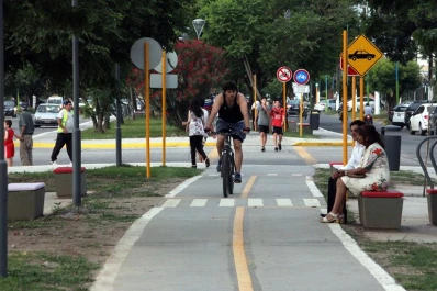 Alfaro inauguró una ciclovía en avenida América