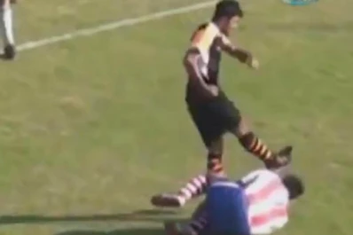 Criminal patada a la cara y con el rival en el suelo