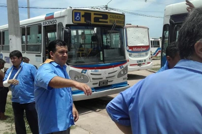 Robaron un interno de la Línea 12 en el barrio Smata