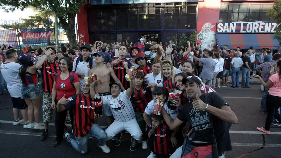 ESPERAN LA CONFIRMACION. Hinchas de San Lorenzo comenzaron a movilizarse hasta la sede del club, en avenida La Plata al 1700. ARCHIVO